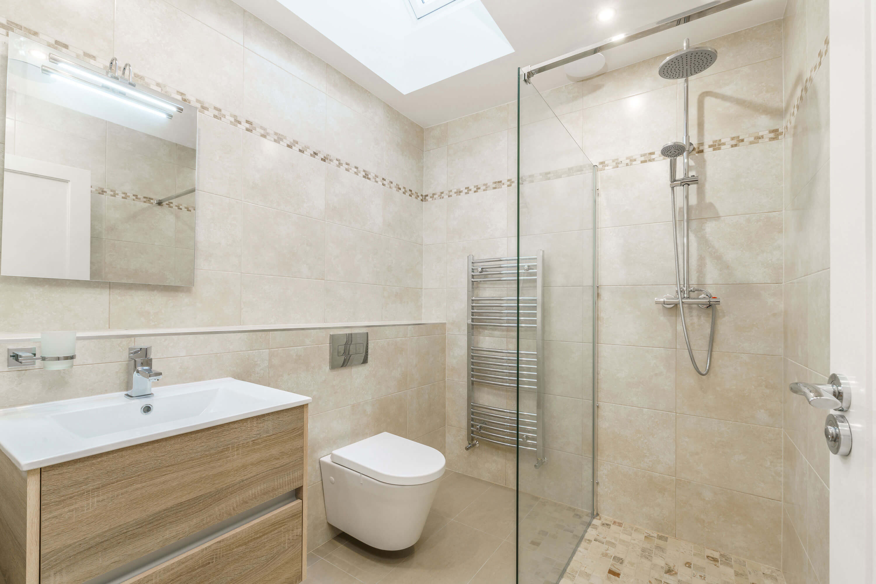 Badezimmer mit Dusche und Toilette